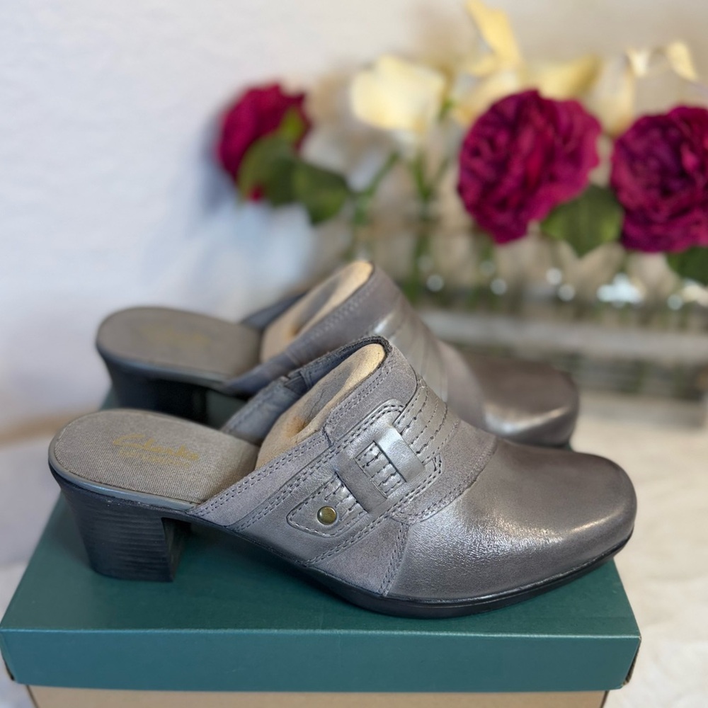 Clarks Scheme Amber Mules Women's Size 9.5 Gray Leather and Suede Block Heel NIB